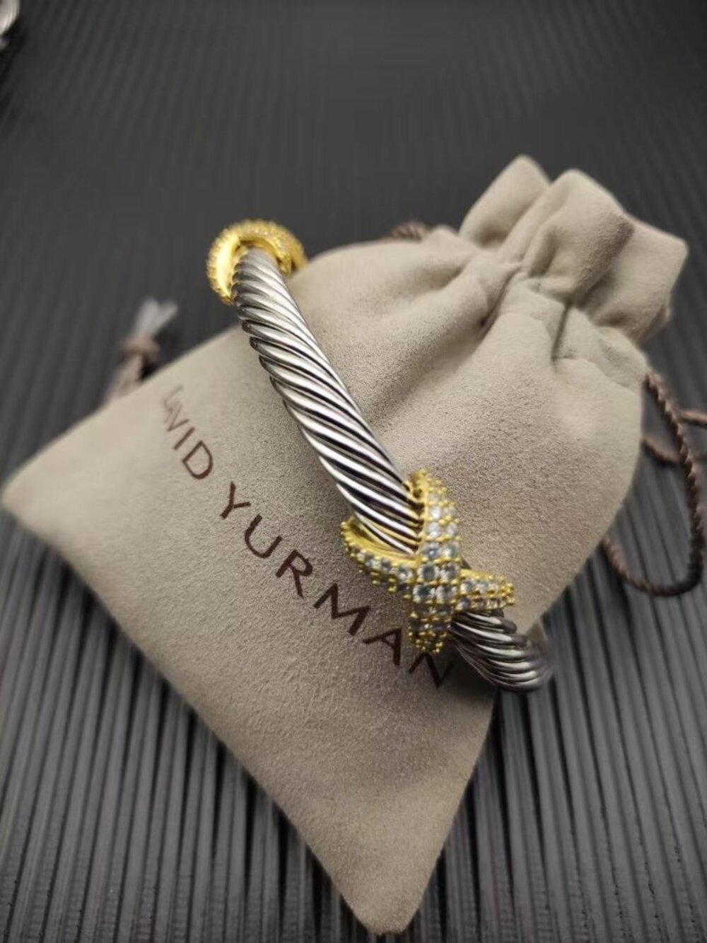 David Yurman's bracelet with a cross motif - Picture 3 of 6